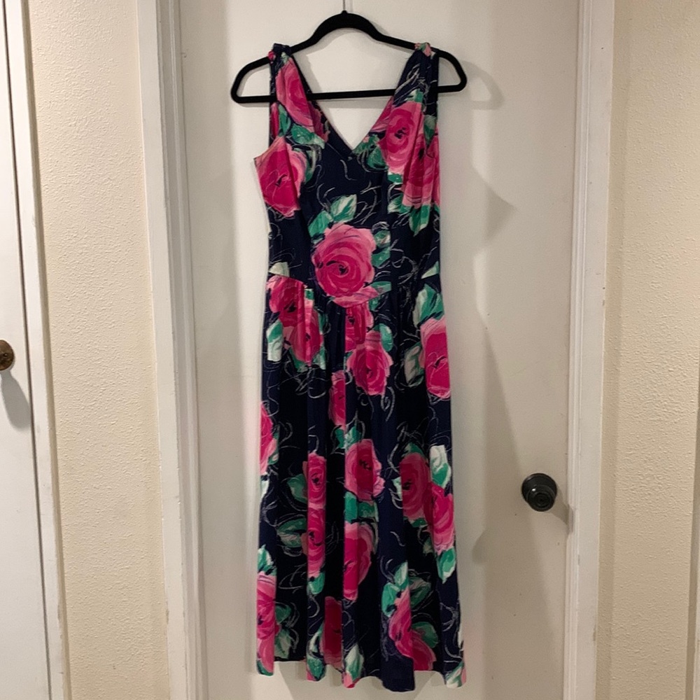 Vibrant v-neck sleeveless dress